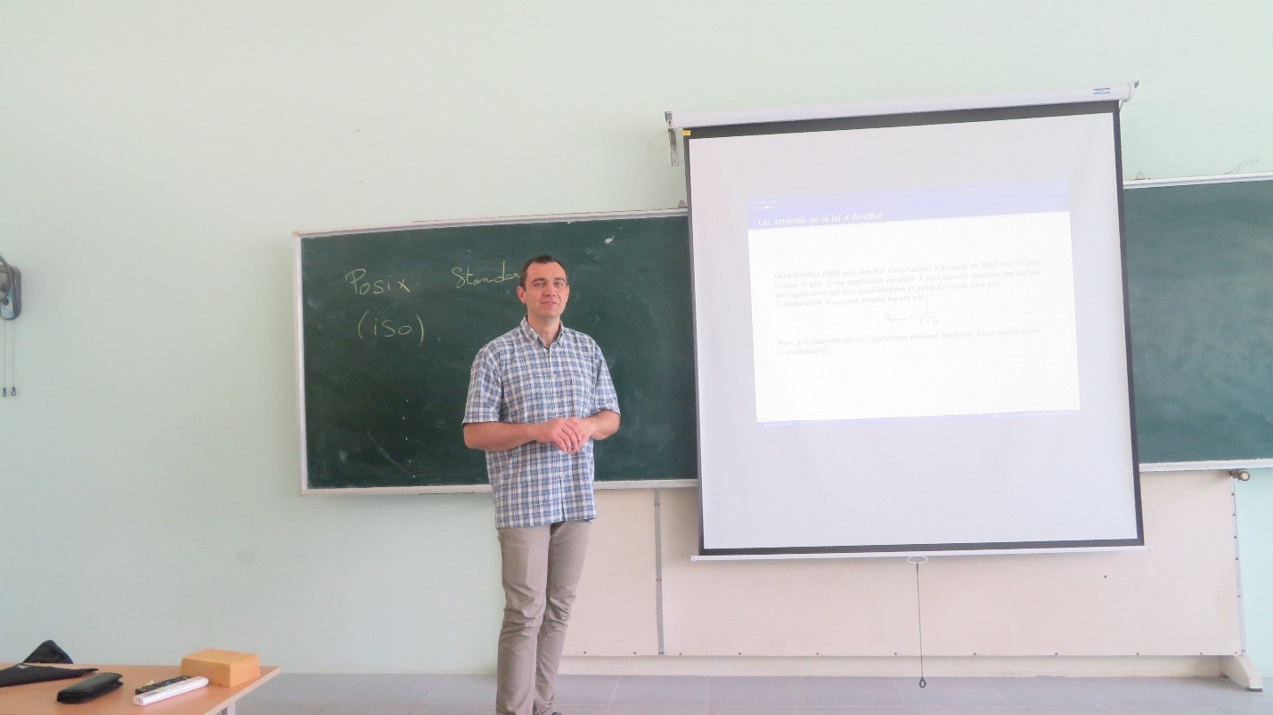 GS. Romain Raffin, trường Polytech Marseille (Pháp) đang thuyết giảng